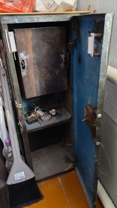 Продам железный сейф