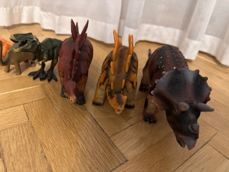 Dinozauri diverse marimi