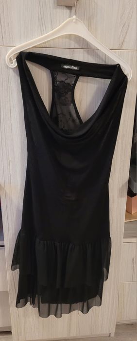 Рокля с ефектен гръб