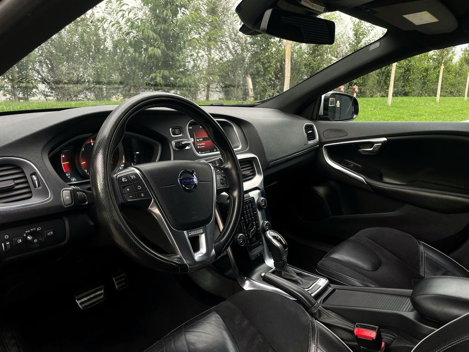 Volvo V40 D3 R-Design | Automată | 5 cilindri Motor Volvo | revizia la zi