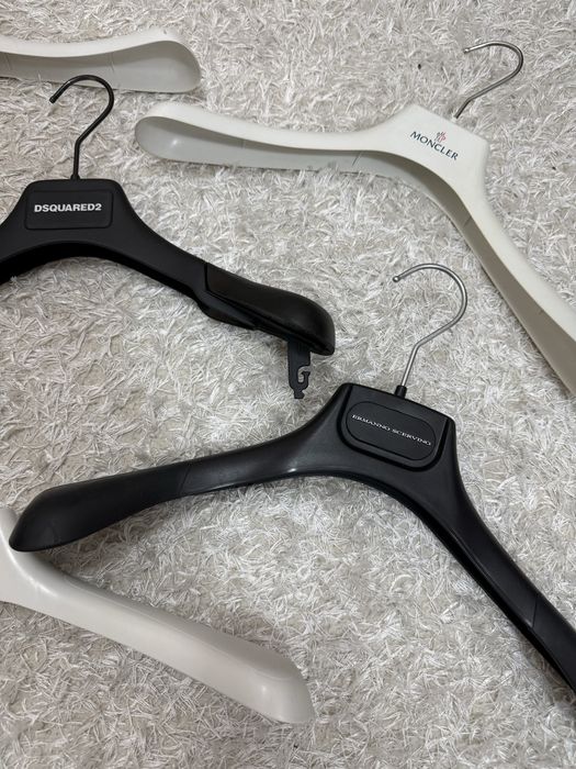 Дизайнерски закачалки Dsquared2,Moncler