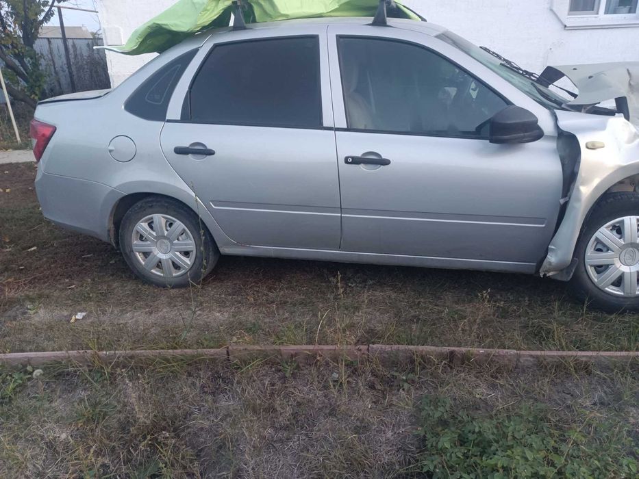 Лада Granta в аварийном состоянии.