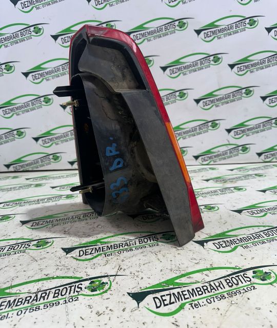 Lampa / Tripla stop dreapta pe aripa Dacia Logan prima generatie