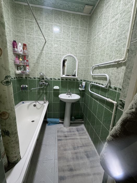 Srochno, 3 xonali kvartira sotiladi. M.Tarobiy kuchasi 109-uy, 4-xona