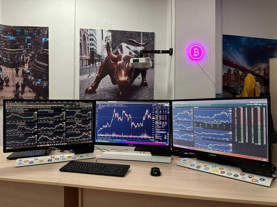 3 одинаковых монитора Samsung, диагональ 27.