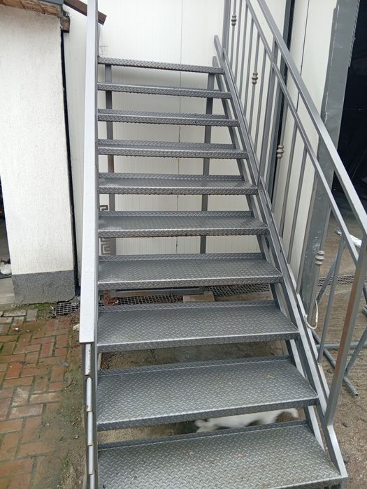 Scări metalice zincate