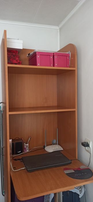 Компьютерный стол с полками
