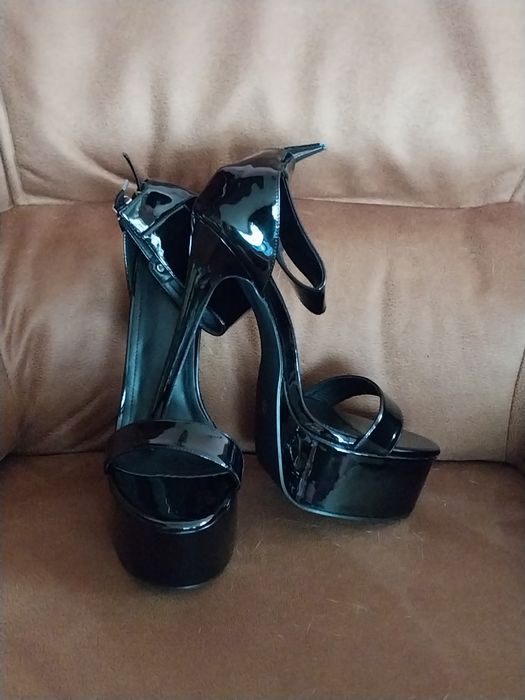 42 Черни лачени сандали на платформа с ток 16.5 и Черна лачена рокля