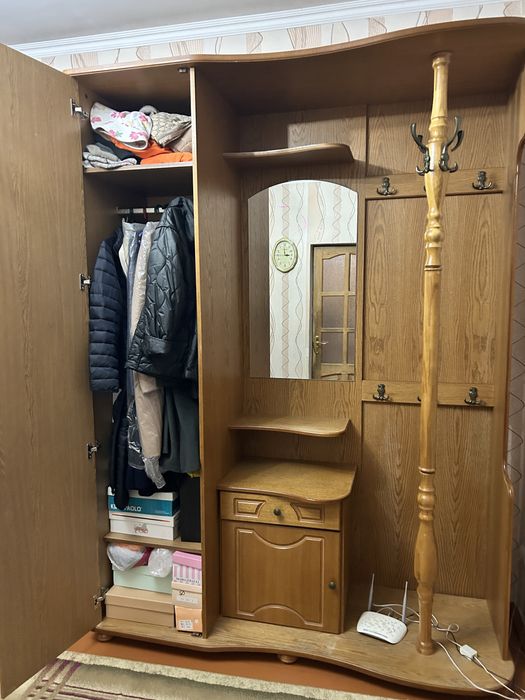 Шкаф и вешалка для прихожки
