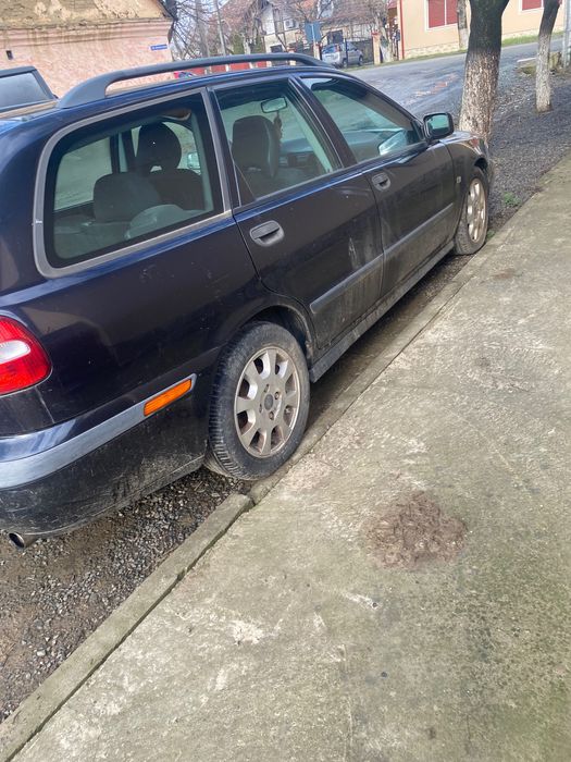 Vând Volvo V40 Benzină