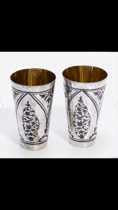 Три серебряные стопки.