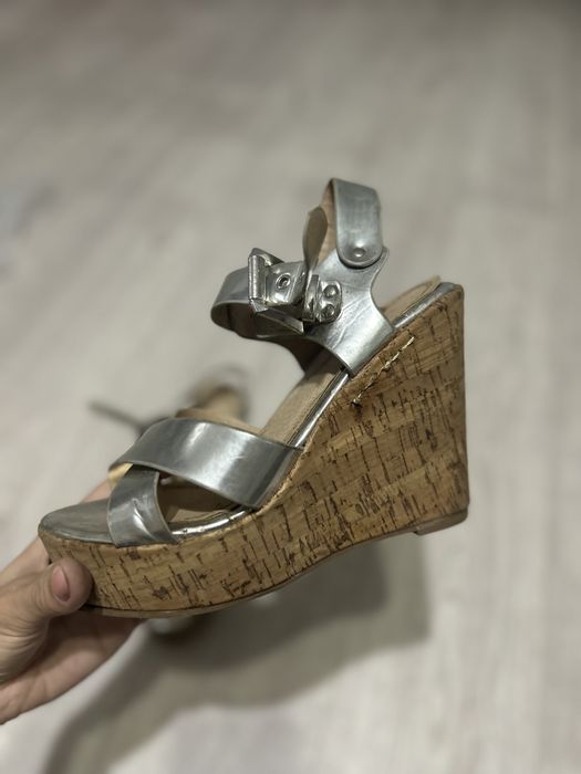 Отдам даром обувь