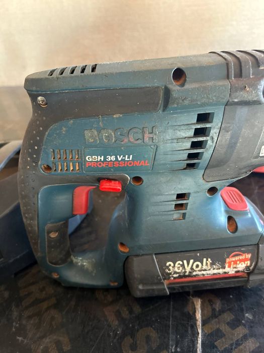 Перфоратор на БОШ BOSCH на литеви батерия перфектно състояние