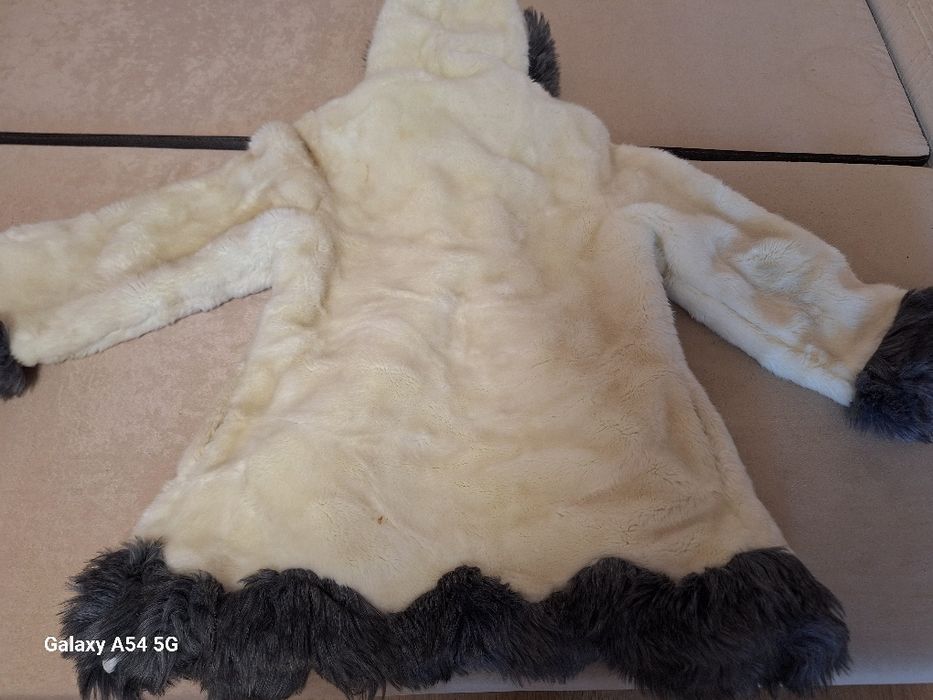 Пухено палто с качулка.