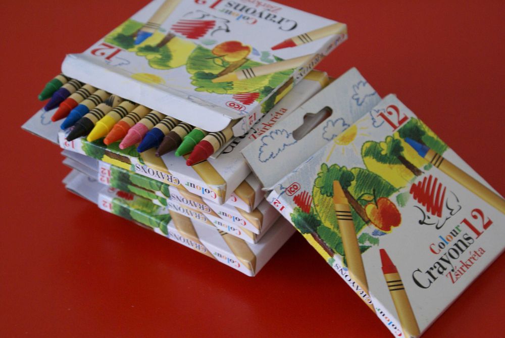 Acuarele, pensule, bloc de desen, creioane colorate