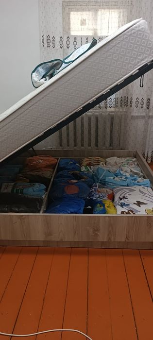 Двуспальная кровать с тумбами
