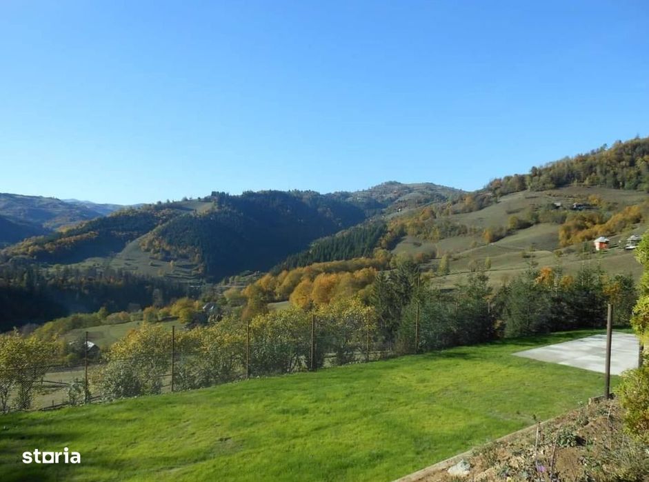 Complex turistic în Munții Apuseni–3 clădiri, 10 camere, teren 3740 mp