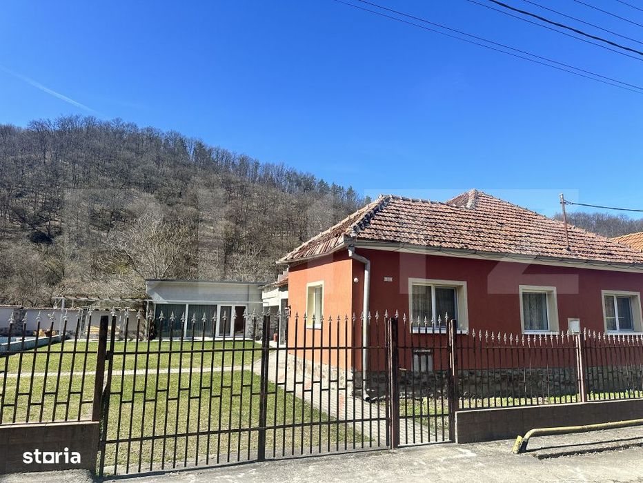 Casa cu piscina si teren generos de 3.298 mp in Lesnic, la 15 minute d