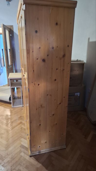 Масивен дървен гардероб