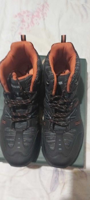 Продавам мъжки боти нови с кутия номер 46