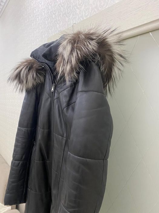 Кожанный пуховик с песцовым воротником