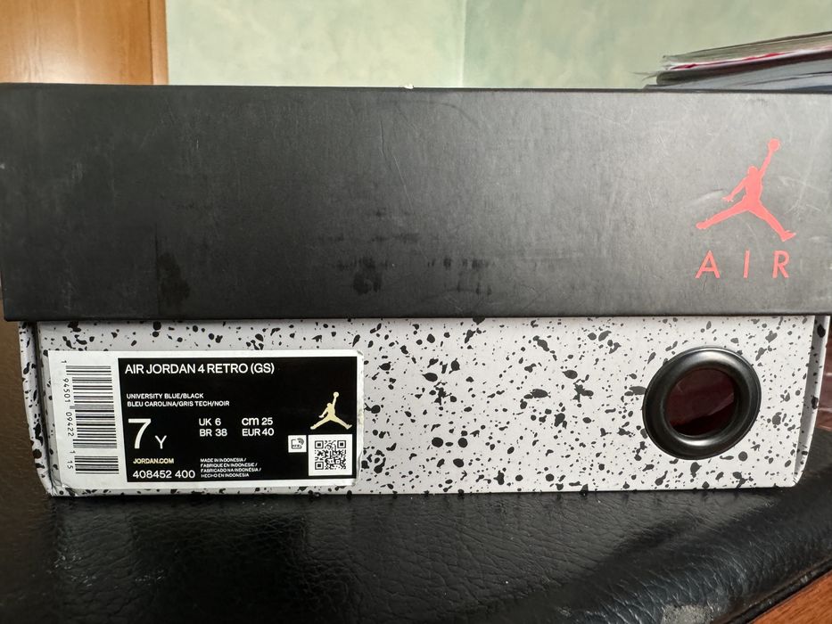 Jordan 4 University blue Marimea 40 in stoc acum