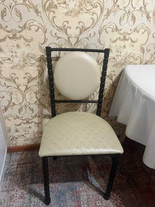 стол со стульями кухонный