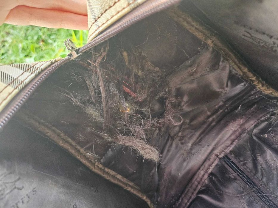 Burberry голяма чанта на колеленца с издърпваща дръжка