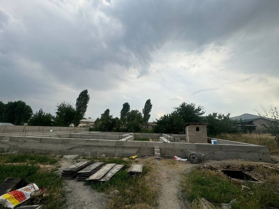 Uy sotiladi hamma sharoiti bor 12 sotix