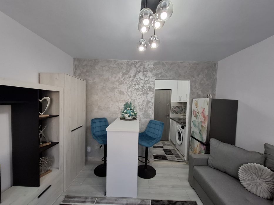 Persoana fizica , vand garsoniera , complet renovata , lux