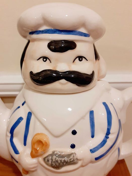 2 порцеланови чайника -  "Готвач" и "Цветарски магазин"