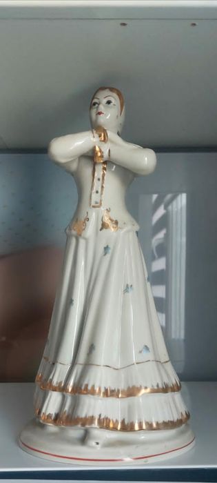 Фарфоровые статуэтки.