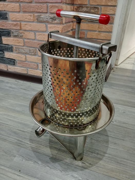Ручной пресс для сока, для меда, для сыра.