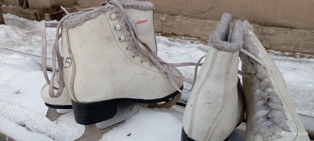 Коньки женские не дорого.