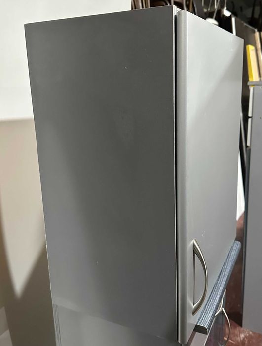 Dulap Suspendat cu usa; Corp solid de perete