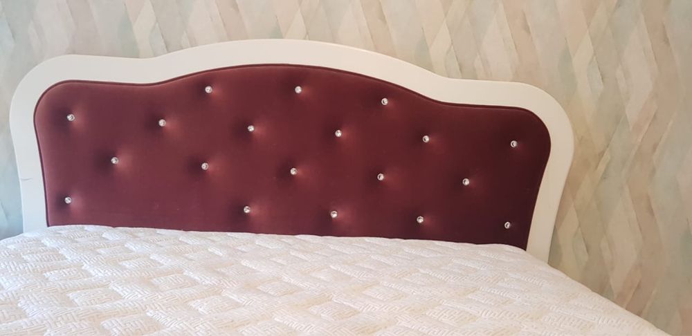 Кровать с матрасом в хорошем состоянии