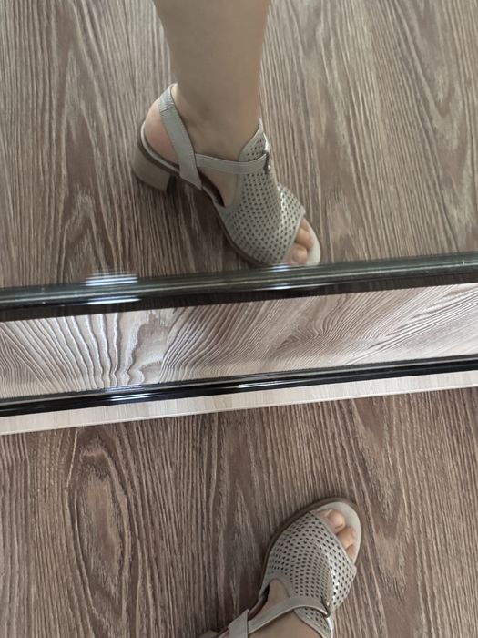 Продам босоножки