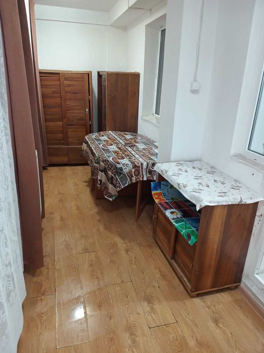 Închiriez apartament 2 camere, confort 2 decomandat, utilat și mobilat, suprafață totală 40 mp, etajul 3 /4.