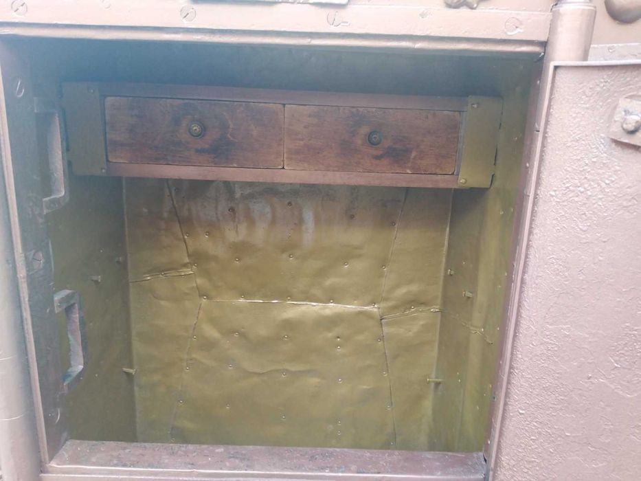 Античен сейф френски