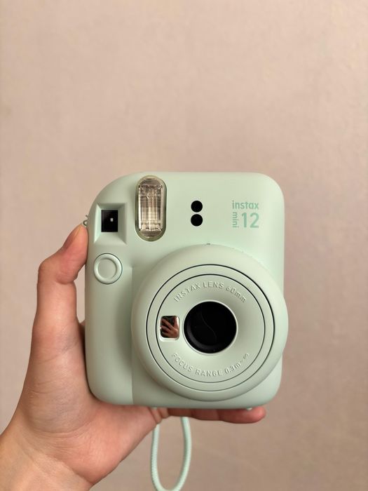 продается instax mini 12!