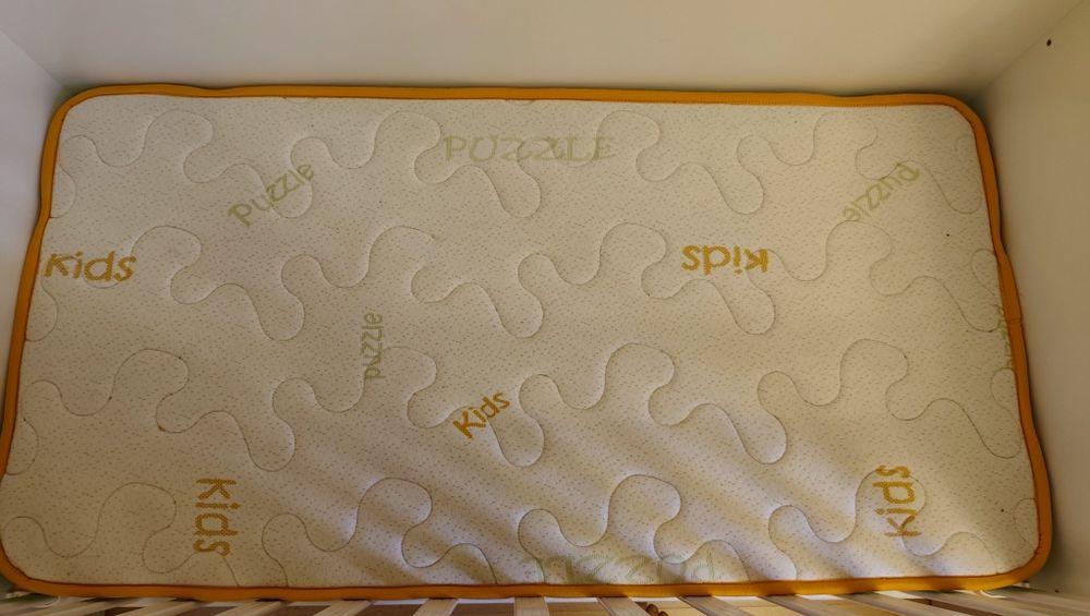 Продавам бебешко легло Лорели с механизъм за люлеене и матрак.