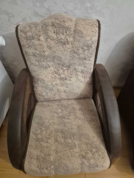 Продам диван с двумя креслами