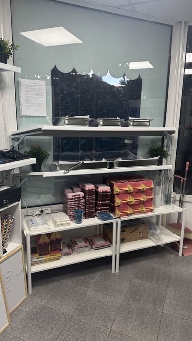 Преодстъпва се работещ ,оборудван павилион за бързо хранене