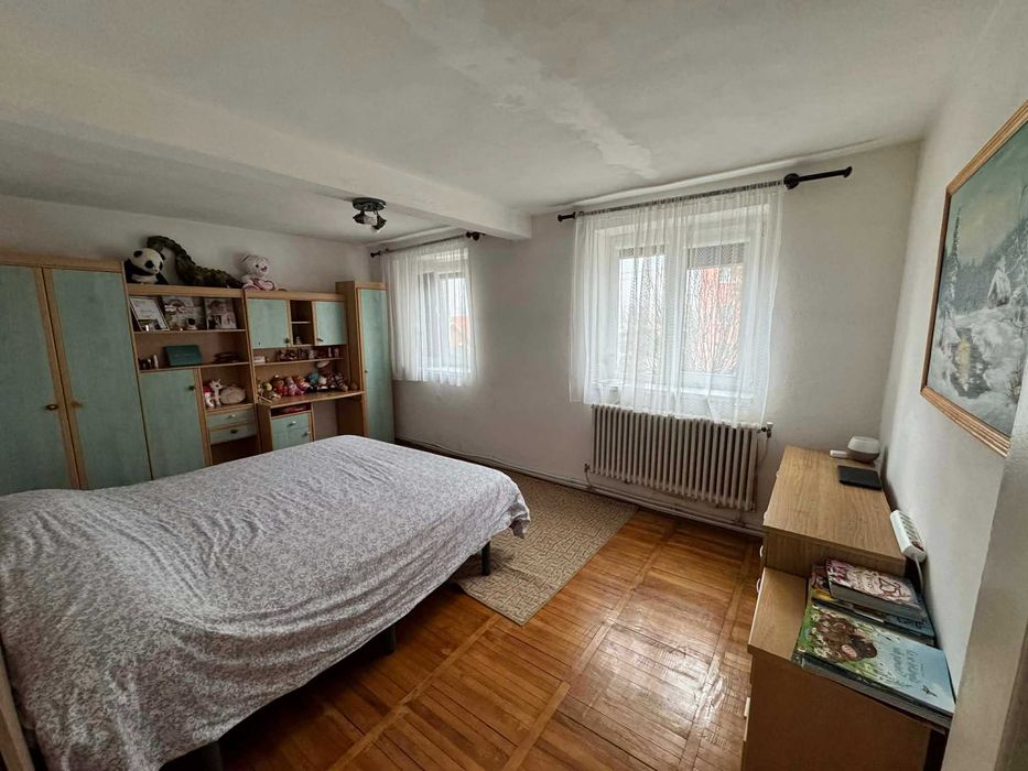 Apartament cu 4 camere, 2 băi și 3 balcoane  gata de mutare.