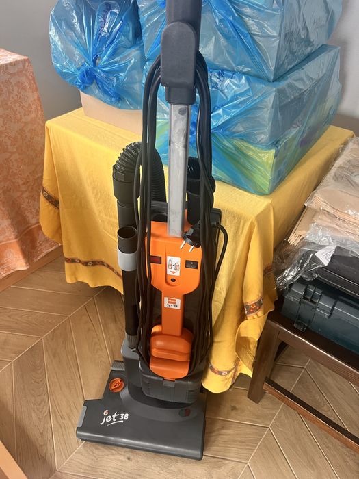 Vand aspirator TASKI JET 38 cu perii rotative, pret cu TVA