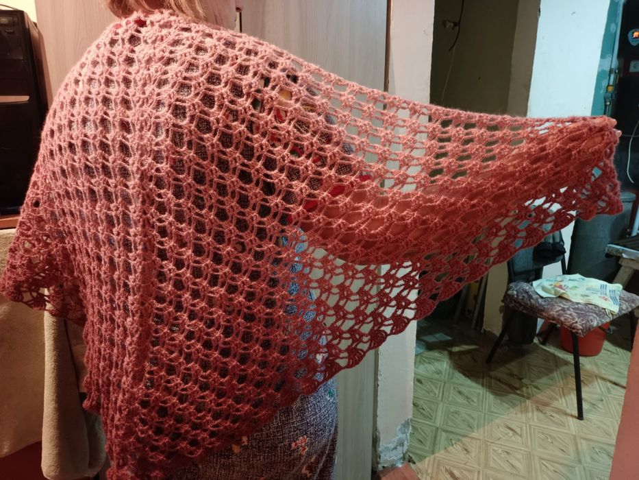 Шаль вязаная ,ручной работы