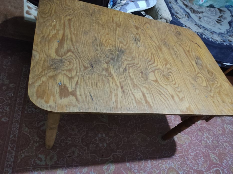 Стол для гостиной и кухни