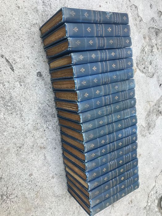 19 тома от произведенията на сър Уолтър Скот