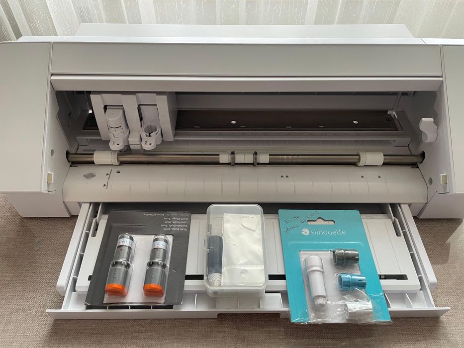 Silhouette Cameo 4 – PACHET COMPLET cu accesorii incluse