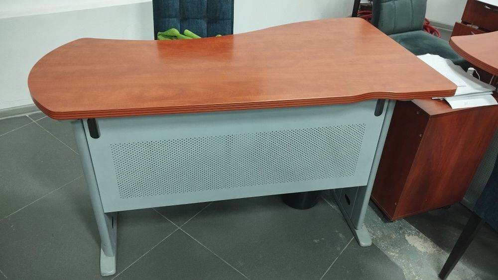 Столы и тумбы продаю